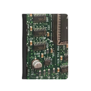 Cubierta de pasaporte de placa de circuito para ingenieros y jetsetters - Accesorio de viaje tecnológico - Monedero titular de pasaporte nerd - Regalo de TI de Nerd Secret Santa