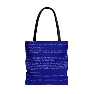 Può includere: Borsa tote blu con un'immagine di schermata blu della morte. Il testo sullo schermo recita "problem seems to be caused by the following file: s E FAILT IN NONPAGED AREA this is the first time you've seen this stop error so tart your computer. If this screen appears again, fol se steps: to make sure any new hardware or software is prop this is a new installation, ask your hardware or soft any windows updates you might need. problems continue, disable or remove any newly instal software. Disable BIOS memory options such as caching, you need to use Safe Mode to remove or disable computer, press FB to select Advanced Startup opt for ect life Mode. ova information: STOP: 0x00000050 (0xFD3094C2.0x00000001, 0xFBFE7611 SPOMOCON, SYS - Address FBFE7617 base at FREESAW D"