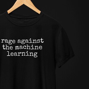 Könnte beinhalten: Schwarzes T-Shirt mit weißem Text, der "rage against the machine learning" lautet.