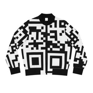 Puede incluir: Una chaqueta bomber negra y blanca con un patrón de código QR repetido.