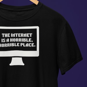 Op de afbeelding: Zwart T-shirt met een witte computerbeeldscherm afbeelding met de tekst "The internet is a horrible, horrible place."