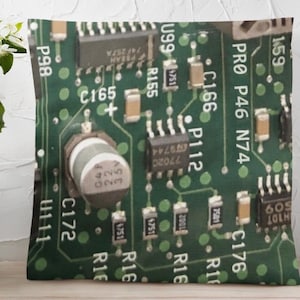 Könnte beinhalten: Nahaufnahme einer grünen Leiterplatte mit verschiedenen elektronischen Bauteilen, darunter Widerstände, Kondensatoren und integrierte Schaltkreise. Die Platine hat bedruckten Text, darunter "PRO P46 N74", "C166", "U99", "R155", "P112", "C176", "C172", "R16" und "P98".