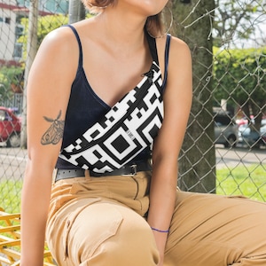 QR Code Fanny Pack pour Raves, Unisex Festival Bum Bag, Unique Sling Bag, Trendy Waist Pack, Black White Hip Pouch, Y2K Belly Belt Cross Pack