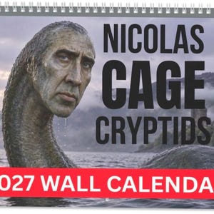 Puede incluir: Un calendario de pared 2027 con una ilustración digital surrealista de una criatura con el rostro de Nicolas Cage emergiendo de un lago brumoso. El texto NICOLAS CAGE CRYPTIDS está en letras negras grandes y 2027 WALL CALENDAR en color blanco.
