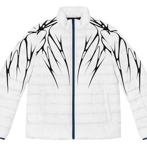 Könnte beinhalten: Eine weiße Steppjacke mit einem schwarzen Tribal-Muster auf der Vorderseite und den Ärmeln. Die Jacke hat einen dunkelblauen Reißverschluss und einen dunkelblauen Besatz.