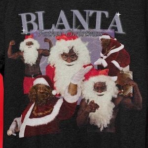 Puede incluir: Una camiseta negra con un estampado gráfico de cuatro hombres vestidos de Papá Noel. El texto "Blanta Father Christmas" está impreso en la camiseta.