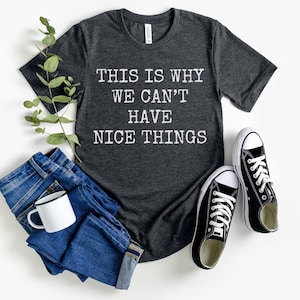 以下が含まれることがあります： 白い文字で「This is why we can't have nice things」とプリントされた濃いグレーのTシャツです。