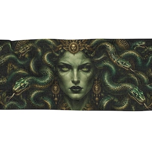 Puede incluir: Un tapiz rectangular tejido que presenta el retrato central de una figura de piel verde con ojos amarillos brillantes y labios oscuros. La figura está rodeada por numerosas serpientes verdes y follaje dorado, con un emblema solar arriba.
