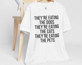 Camiseta "Se están comiendo al perro y al gato", divertida camiseta política para hombre, con cita divertida de Trump, broma ofensiva con eslogan político MAGA.