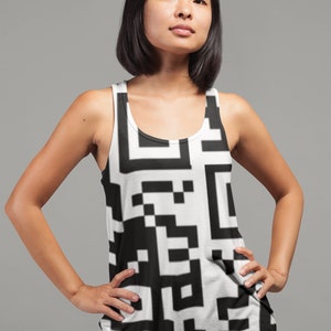Puede incluir: Un top blanco de tirantes con un patrón de código QR en blanco y negro.