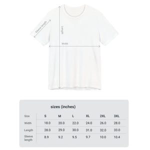 K&ouml;nnte beinhalten: Ein wei&szlig;es T-Shirt mit Ma&szlig;en f&uuml;r Breite, L&auml;nge und &Auml;rmell&auml;nge. Die Gr&ouml;&szlig;entabelle zeigt die Ma&szlig;e in Zoll f&uuml;r die Gr&ouml;&szlig;en S bis 3XL. Die Breite reicht von 45,7 cm bis 71,1 cm.