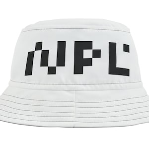 Puede incluir: Sombrero de pescador blanco con un logotipo "UP.L" pixelado en negro en la parte delantera.