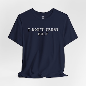 Può includere: Una t-shirt blu navy con la scritta "I DON'T TRUST SOUP" stampata in bianco.