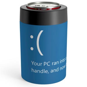 Puede incluir: Un enfriador de latas azul y negro con una cara triste blanca y el texto "Su PC encontró un problema que no puede manejar, y ahora necesita reiniciarse."