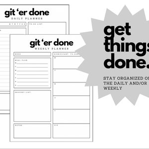 Puede incluir: Dos páginas de planificador imprimibles con el texto "git 'er done" y "get things done." El planificador diario tiene una sección de horario, lista de tareas y notas. El planificador semanal tiene una sección de plan de comidas, lista de la compra, tareas importantes y notas.