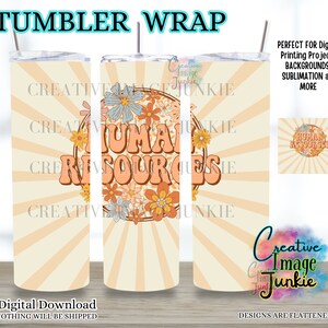 Op de afbeelding: Een digitale download van een tumbler wrap-ontwerp met een retro-zonnestralenachtergrond, een bloemenkrans en de tekst "Human Resources".
