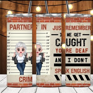 Partners in Crime, Vous êtes sourd et je ne parle pas anglais, impression d'emballage par sublimation, PNG, 3 filles, police détenue, brique rouge