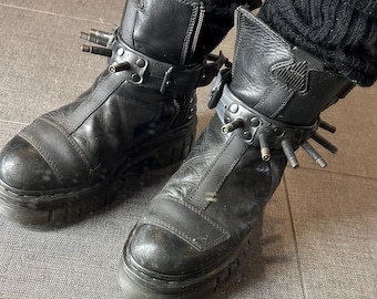 BykeTyre Boot Straps (Dirty Brass Flat Spikes, Black Hardware)