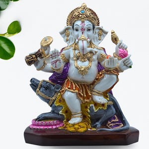 Handgeschilderd ganesha-idoolstandbeeld met mushak voor hindoetempeldecor