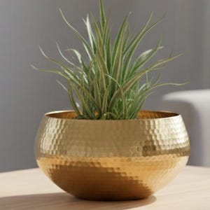 Vaso artesanal em metal dourado martelado | Pequeno vaso de mesa com 2 brindes inclusos