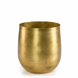 Può includere: Un recipiente cilindrico con base arrotondata e ampia apertura, realizzato in materiale metallico con finitura oro spazzolato. La superficie presenta sottili striature orizzontali e un tono caldo e riflettente su tutto l'esterno.