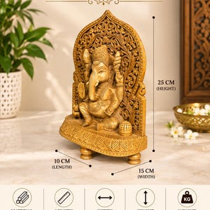 Op de afbeelding: Een goudkleurig metalen Ganesha-beeld met ingewikkelde bloemmotieven op de gebogen achtergrond. Het figuur staat op een voet met drie kleine pootjes. De tekst geeft afmetingen aan van 10 cm lengte, 15 cm breedte, 25 cm hoogte en 0,300 kg gewicht.