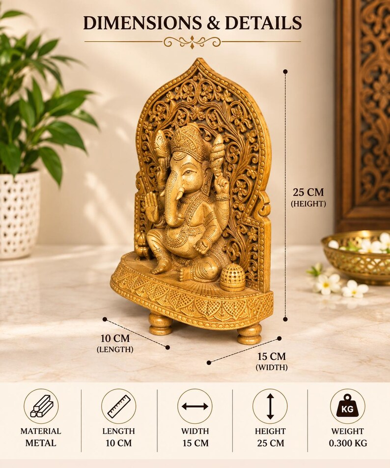 Op de afbeelding: Een goudkleurig metalen Ganesha-beeld met ingewikkelde bloemmotieven op de gebogen achtergrond. Het figuur staat op een voet met drie kleine pootjes. De tekst geeft afmetingen aan van 10 cm lengte, 15 cm breedte, 25 cm hoogte en 0,300 kg gewicht.