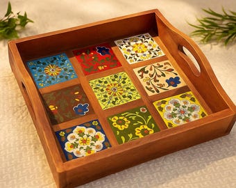 Handgefertigtes Serviertablett aus Holz mit floraler Keramikfliese
