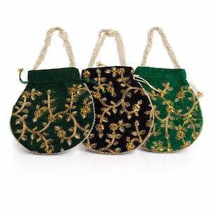 Puede incluir: Tres pequeños bolsos redondos de terciopelo en verde esmeralda y negro, adornados con bordados florales dorados. Cada bolso tiene un asa de cuentas y un cierre de cordón, ofreciendo un toque de elegancia. Ideales para llevar objetos pequeños.