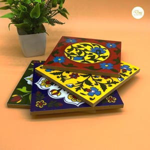 Juego de posavasos de cerámica pintados a mano / Azulejos con motivos florales / Decoración para cocina y mesa / Azulejos de cerámica india hechos a mano /