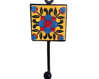 Handgeschilderde Indiase keramische muurhaak | Decoratieve sleutelhouder met bloemen | Handgemaakte enkele metalen haak | Boho halorganizer | Woondecoraties