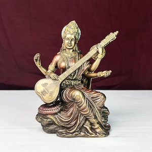 Idole Saraswati finition cuivre | Statue de déesse hindoue faite main | Art indien pour temple d'accueil | Décoration de chambre Pooja | Idée cadeau Panchami Vasant