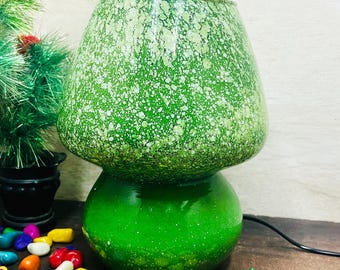 切り抜き花柄のランプシェード付きグリーン溶岩ガラスのグリーンランプ