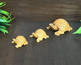木彫りの亀の置物：風水装飾（幅8インチ×奥行き4インチ） - Etsy 日本