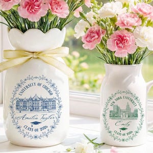 Pu&ograve; includere: Due vasi in ceramica bianca con composizioni floreali. Uno ha la parte superiore smerlata e un nastro giallo. L'altro ha la forma di una brocca. Entrambi presentano emblemi universitari, nomi e anni di laurea. Il testo recita: "STAMPA DIRETTA SU VASO SENZA ADESIVI".