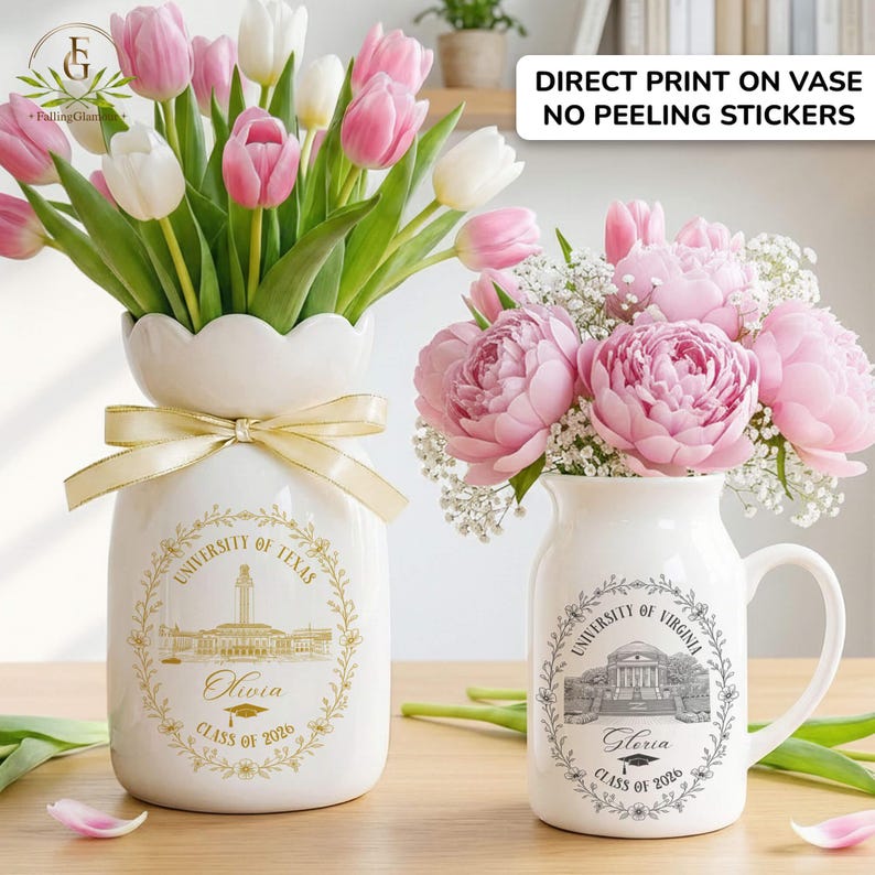 Pu&ograve; includere: Due vasi in ceramica bianca con composizioni floreali. Uno ha tulipani rosa e bianchi, l'altro peonie rosa. I vasi sono decorati con emblemi universitari, nomi e anni di laurea. Il testo sull'immagine recita "DIRECT PRINT ON VASE NO PEELING STICKERS."
