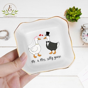 Funny Mr & Mrs Silly Goose Ring Dish – Cute Wedding Gift for Couples, Newlyweds or Anniversaries, Goose Bride and Groom Jewelry Tray