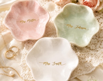 Bandeja para anillos personalizada con el nombre de la Sra., regalo de boda para la novia, bandeja para joyas de la futura Sra., regalo de compromiso, regalo para recién casados o pareja comprometida, regalos para la despedida de soltera.