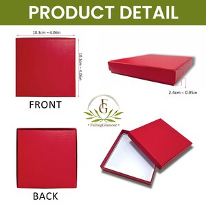 K&ouml;nnte beinhalten: Abbildung von vier roten quadratischen Geschenkboxen, jeweils etwa 10,3 cm gro&szlig; und 2,4 cm tief. Die Boxen werden aus verschiedenen Perspektiven gezeigt, mit dem Text "PRODUCT DETAIL" oben.