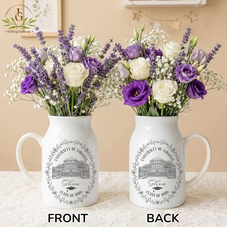 Pu&ograve; includere: Due vasi in ceramica bianca con manici, ciascuno riempito con una composizione floreale di rose bianche, lisianthus viola, lavanda e velo da sposa. I vasi sono stampati con "University of Virginia", "Gloria" e "Class of 2026".