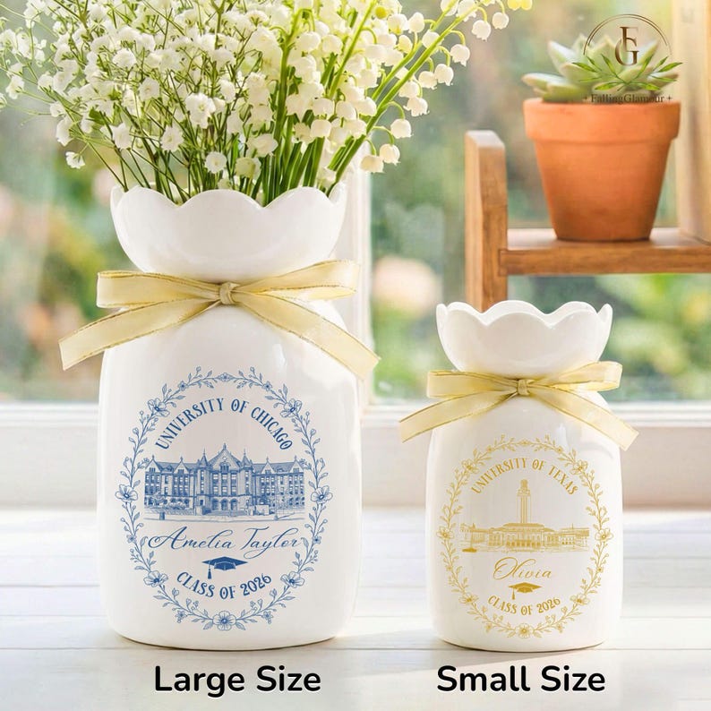 Pu&ograve; includere: Due vasi in ceramica bianca con bordi smerlati e fiocchi dorati. Il vaso pi&ugrave; grande presenta un design blu con "University of Chicago", "Amelia Taylor" e "Class of 2026". Il vaso pi&ugrave; piccolo ha un design dorato con "University of Texas", "Olivia" e "Class of 2020".