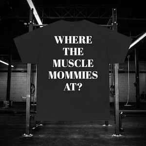 ¿Dónde están las mamás musculosas? Camiseta