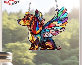 Puede incluir: Una ventana colgante de vitral de colores que representa a un perro con alas. El perro está sentado con las alas extendidas. El perro está hecho de muchos colores diferentes de vidrio, incluyendo rojo, naranja, amarillo, verde, azul y morado.