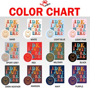 Pu&ograve; includere: Tabella colori che mostra 10 diverse opzioni di colore per un design di t-shirt. Il design presenta un'emoticon in stile retr&ograve; con fulmini e il testo "IDK I JUST WORK HERE". I colori includono sabbia, bianco, azzurro, rosa chiaro, grigio sportivo, rosso, militare, nero, grigio melange scuro, bordeaux, blu navy e viola.