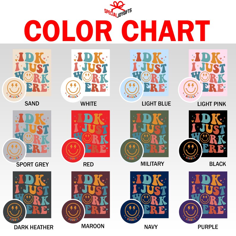 Pu&ograve; includere: Tabella colori che mostra 10 diverse opzioni di colore per un design di t-shirt. Il design presenta un'emoticon in stile retr&ograve; con fulmini e il testo "IDK I JUST WORK HERE". I colori includono sabbia, bianco, azzurro, rosa chiaro, grigio sportivo, rosso, militare, nero, grigio melange scuro, bordeaux, blu navy e viola.