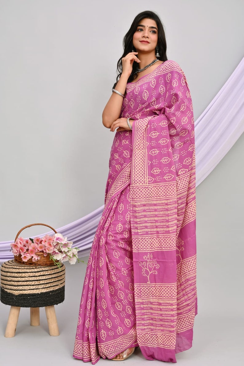 Indische Frauen tragen Handblock Bagru Print Baumwolle Saree / Sari Baumwolle Saree mit Bluse Gedruckte Saree Geschenke für Mütter Schwester und Liebe einmal Bild 8