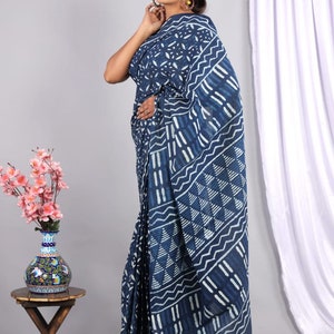 Indische Frauen tragen Handblock Bagru Print Baumwolle Saree / Sari Baumwolle Saree mit Bluse Gedruckte Saree Geschenke für Mütter Schwester und Liebe einmal Bild 2