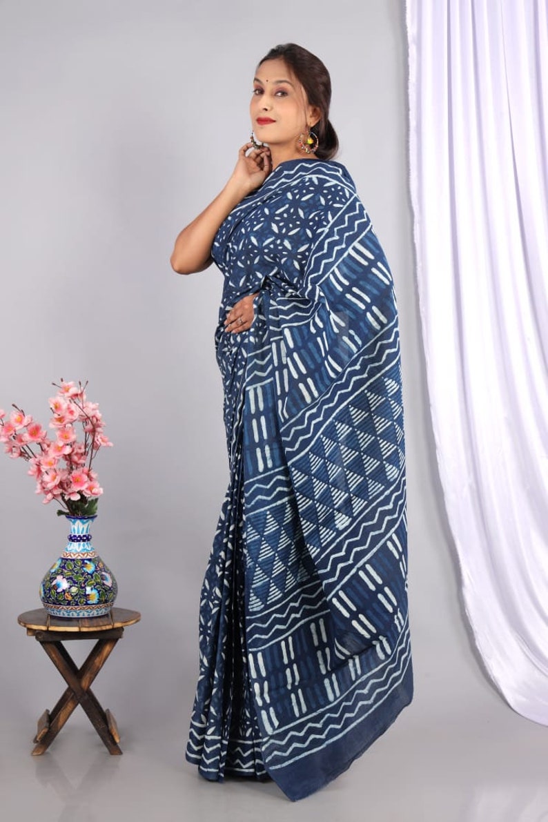 Indische Frauen tragen Handblock Bagru Print Baumwolle Saree / Sari Baumwolle Saree mit Bluse Gedruckte Saree Geschenke für Mütter Schwester und Liebe einmal Bild 2