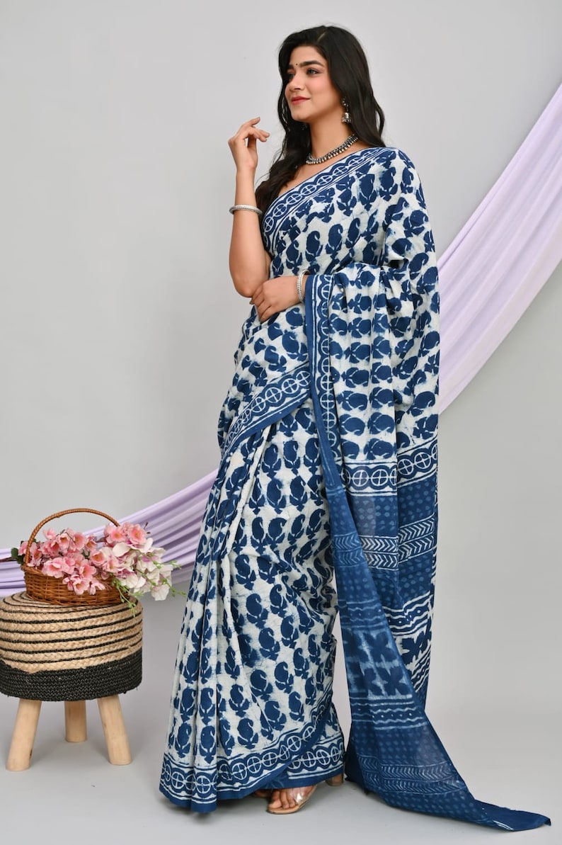 Indische Frauen tragen Handblock Bagru Print Baumwolle Saree / Sari Baumwolle Saree mit Bluse Gedruckte Saree Geschenke für Mütter Schwester und Liebe einmal Bild 1