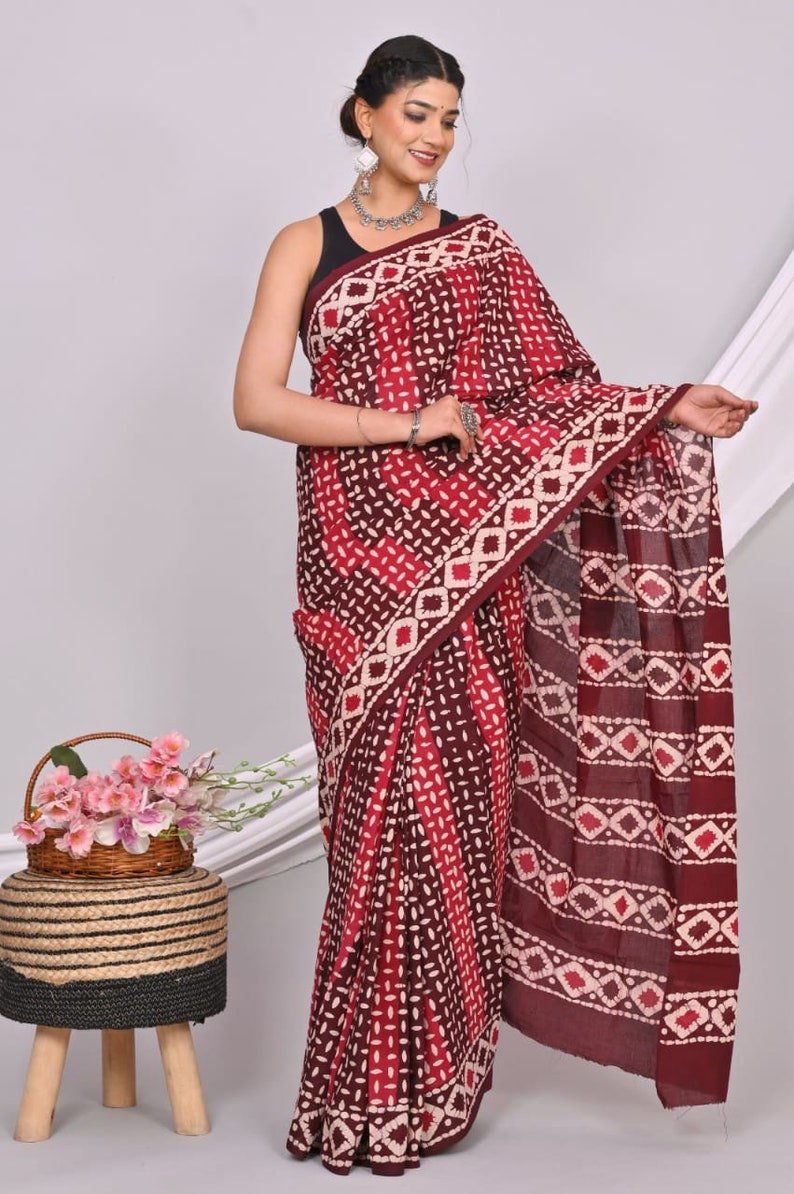 Indische Frauen tragen Handblock Bagru Print Baumwolle Saree / Sari Baumwolle Saree mit Bluse Gedruckte Saree Geschenke für Mütter Schwester und Liebe einmal Bild 10